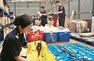 武漢海關(guān)查獲侵權(quán)世界杯商標服裝,商家該如何保護自己的商標?
